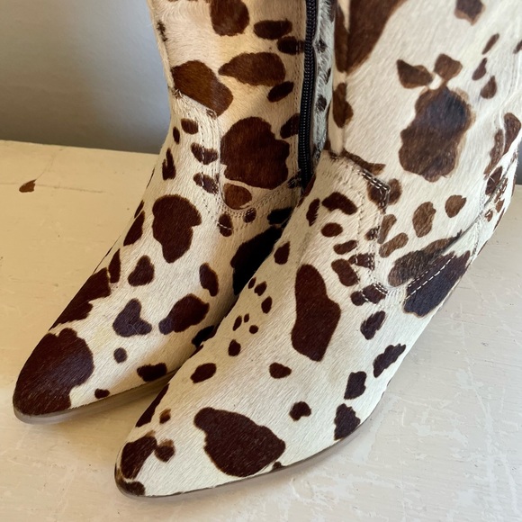 Western Style Boots (faux cowhide) 8.5 W
BRAND NEW IN BOX - Picture 2 of 7